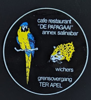 AUTOCOLLANT CAFÉ RESTAURANT DE PAPAGAAI ANNEX SLINABAR- WICHERS - TER APEL WESTERWOLDE - PAYS-BAS NEDERLAND - PERROQUET - Pegatinas