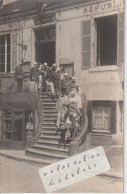 BELLEME - Fêtes Percheronnes  - Un Groupe Déguisé Qui Sort De La Mairie Située Place De L' Eglise ( Carte Photo ) 1/2 - Sonstige & Ohne Zuordnung