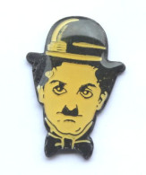 Superbe Pin's CHARLOT - Portrait Du Personnage Crée Par CHARLIE CHAPLIN - Chapeau Melon - ZZ054 - Celebrities