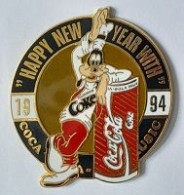 Pin' S Rond Contour Noir N° 36/40, Boisson  Coca-Cola  Cock,1994  " HAPPY  NEW  YEAR  WITH "  COCA  MUSIC Maillot Blanc - Coca-Cola