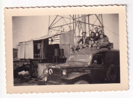 Petite Photo D'un Groupe D'Hommes Sur Un Fourgon - Camion, Tir