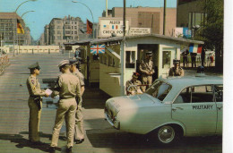 Berlin Animée Checkpoint Charlie Police Voiture Frontière Militaria Military - Mur De Berlin