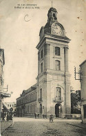 59 - Le Quesnoy - Beffroi Et Hotel De Ville - Animée - Correspondance - Etat Pli Visible - CPA - Voir Scans Recto-Verso - Le Quesnoy