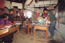 CPM GF 1 - BHOUTAN - EXPEDITION BHUTAN 92 - ECHANGE ENTRE UN MEMBRE DU CLUB CAMEL ET DES ELEVES D'UNE ECOLE DE RADI - Bhoutan