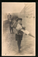 Foto-AK Junge Umarmt Stolz Seine Zuckertüte Zum Schulanfang Am 1. April 1927  - Primero Día De Escuela