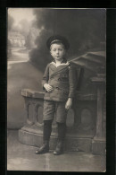 Foto-AK Junge Mit Schulranzen Zum Schulanfang In Studiokulisse Am 10. April 1918  - Primero Día De Escuela
