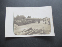 Foto AK 1.WK 1917 POW Lager / KGF Lager / Gefangene Vor Den Baracken Mit Den Aufsehern / II. Komp. Arm. Bat. 99 - Guerra 1914-18