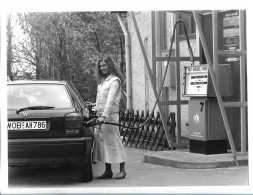 C5448/ Tankstelle Junge Frau Betankt VW Gold  Foto 24 X 18 Cm   - Voitures