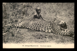 MISSIONS - SOEURS DE N-D D'AFRIQUE - EQUATORIALE - ENFANT ET LEOPARD CHASSE - Missie