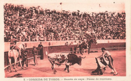 CORRIDA - Corrida De Toros - Suerte De Capa - Passe De Manteau - Animé - Carte Postale Ancienne - Stierkampf