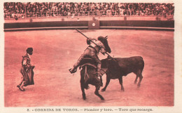 CORRIDA - Corrida De Toros - Picador Y Toro - Toro Que Recarga - Animé - Carte Postale Ancienne - Corridas