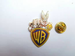 Superbe Pin's En EGF , BD Comics , Cinéma , Warner Bros , Titi Et Grosminet , Bugs Bunny , Elmer Le Petit Cochon - BD