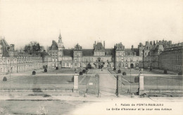 FRANCE - Fontainebleau - Vue Sur La Grille D'honneur Et La Cour Des Adieux Du Palais- Carte Postale Ancienne - Fontainebleau