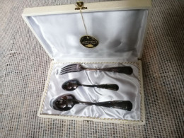 UN ANCIEN COFFRET DE COUVERTS EN METAL ARGENTE - Silverware