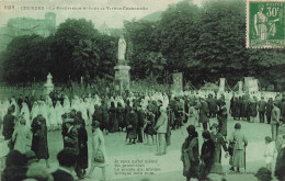 FRANCE - Lourdes - La Progression Devant La Vierge Couronnée - Animé - Carte Postale Ancienne - Lourdes