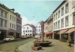 ALLEMAGNE - WITTLICH - Trierer Strasse Mit Saubrenner Brunnen - Voiture - Wittlich