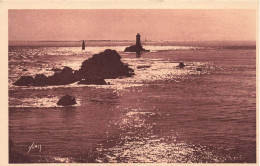 FRANCE - La Pointe Du Raz (Finistère) - Le Phare De La Vieille - Au Loin L'île De Sein - Carte Postale Ancienne - La Pointe Du Raz