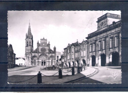 33. Bazas. La Cathédrale, La Place Et L'hôtel De Ville; Cpsm Petit Format. Trou De Punaise En Haut - Bazas