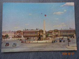 LA PLACE DE LA CONCORDE  ET L'OBELISQUE DE LOUQSOR - Statues