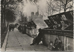 CARTE PHOTO PARIS - LES BOUQUINISTES DU QUAI DE LA TOURNELLE  ANNEE 1955 - The River Seine And Its Banks