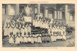 Uganda - Newly Baptized, Gathered At The Feet Of The Statue Of The Virgin - Publ. Soeurs Missionnaires De N.-D. D'Afriqu - Oeganda