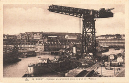 FRANCE - Brest - Croiseur En Armement Sous La Grue De L'Arsenal - Des Maisons Au Alentour - Carte Postale Ancienne - Brest