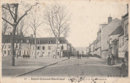 18 - SAINT AMAND MONTROND - La Place Carrée Et La Rue Nationale - Saint-Amand-Montrond