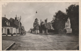 18 - SAINT AMAND MONTROND - Rue Nationale Et Le Monument Aux Morts - Saint-Amand-Montrond