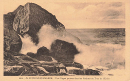 FRANCE - St Guénolé Penmarch - Vue Générale Sur Une Vague Passant Dans Les Rochers Du Tron - Carte Postale Ancienne - Penmarch