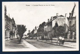 Virton.  Avenue Bouvier Vers L'église Saint-Laurent. Cyclistes Et Voitures. - Virton