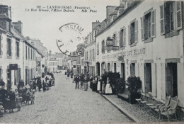 CPA 29 LANDIVISIAU LA RUE NEUVE  HOTEL DUBOIS TRES ANIMEE - Landivisiau