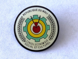 NO PINS  BROCHE REPUBLIQUE DU MALI  CONSEIL ECONOMIQUE SOCIAL ET CULTUREL / Fermeture épingle/ 33NAT - Amministrazioni