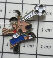 1616B  Pin's Pins / Beau Et Rare / SPORTS / FOOTBALL MONDIAL USA 94 MASCOTTE CHIEN Par STARPIN'S - Football