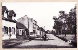 18930 / BERTINCOURT Pas De Calais Cycliste GRANDE RUE Vélo 1950s Photo Véritable Photo Edition SOUILLARD Bapaume N°71 - Bertincourt