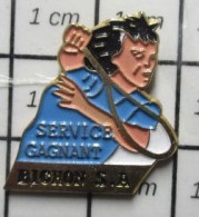 1616B Pin's Pins / Rare Et De Belle Qualité / SPORTS / BICHON S.A. SERVICE GAGNANT Avec Une Raquette Non Cordée ? - Tennis