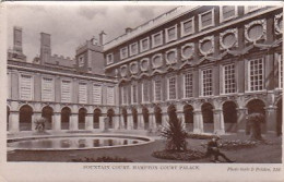 AK 207974 ENGLAND - London - Hampton Court Palace - Fountain Court - Hampton Court