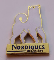 I40 Pin's Chien De Traineau Husky Nordiques Magazine Journal Presse Média EGF Signé Double Six Sled Dog Achat Immédiat - Médias