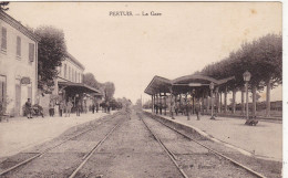 84. PERTUIS. CPA.  LA GARE. ANIMATION SUR LES QUAIS - Pertuis