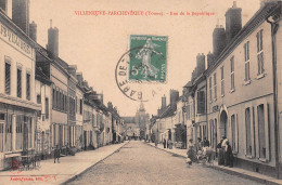 VILLENEUVE-l'ARCHEVEQUE (Yonne) - Rue De La République - Café Villiers - Voyagé 1913 (2 Scans) - Villeneuve-l'Archevêque