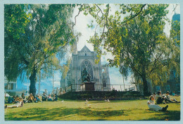 Dunedin - Statue Of Robbie Burns With The Cathedral - Nouvelle-Zélande