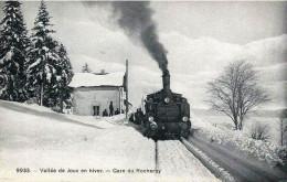 SUISSE VALLÉE DU JOUX EN HIVER GARE DU ROCHERAY TRES BELLE ANIMATION REIMPRESSION DE CARTE ANCIENNE COLLECTION E.B. 1970 - Roche