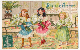 CPA Fantaisie Gaufrée - Bonne Année - Trois Enfants Portant Leur Bouquet - Nouvel An