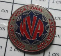 1616B Pin's Pins / Rare Et De Belle Qualité / ASSOCIATIONS / Pin's USA KVA KENTUCKY VOCATIONAL ASSOCIATION - Associations