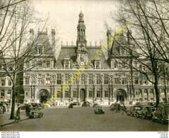 Hôtel De Ville De PARIS . Photo De L'ACCEUIL DE PARIS Conseil Municipal .  Avec REANULT 4CV , 2CV CITROEN, PEUGEOT 203 - Non Classés
