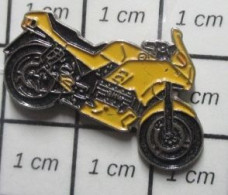 1616B  Pin's Pins / Beau Et Rare / MOTOS / GROSSE MOTO JAUNE ET NOIRE FAISANT DE LA ROUE AVANT - Motos