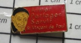 713i Pin's Pins / Beau Et Rare /  PERSONNALITES / AIMER PARTAGER SERVIR Y'a Du Rab De Frites ? ST VINCENT DE PAUL - Berühmte Personen