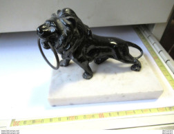 LADE 704 - 30-10 - METALEN LEEUW OP MARMER - LION EN MÉTAL SUR MARBRE - 1440 GRAM - 14 X 9 - Métal