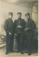 Carte Photo 3 Soldats Avec Cigarette, Identifiés Au Dos - Identified Persons