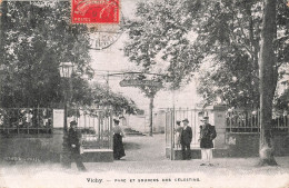 FRANCE - Vichy - Vue à L'entrée Du Parc Et Sources Des Célestins - Des Gens à L'entrée Du Parc - Carte Postale Ancienne - Vichy