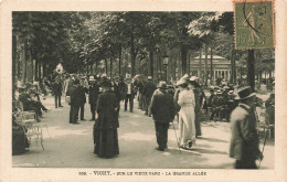 FRANCE - Vichy - Sur Le Vieux Parc - La Grand Allée - Animé - Vue D'ensemble - Carte Postale Ancienne - Vichy